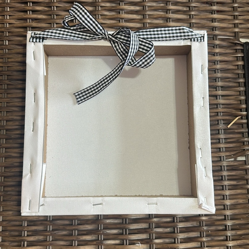 Handcrafted bee gnome wall decor - Picture 2 of 2